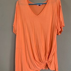 Cute basic shirt with a side tie